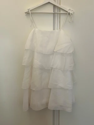 Klänning  - Säljer denna super fina klänningen ifrån ginatricot i storlek 38. Endast använd två gånger därav bra skick! Super fin och bekväm🌸