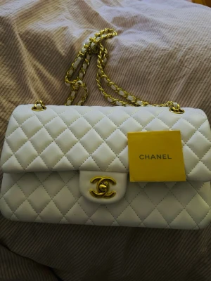 Vit väska  - Säljer en vit väska som jag har använt 1 gång ❤️