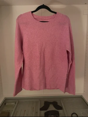 Stickad tröja  - En stickad tröja från vero Moda i storlek S 