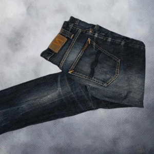 Nudie Jeans - Nudie jeans strolek 31/34 i 9/10 skick|                    Kom privat för fler bilder eller vid funderingar|  Ganska liten i storleken|