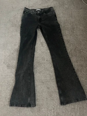 Svarta bootcut jeans - Säljer ett par svarta bootcut jeans från Gina tricot. 