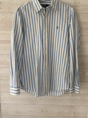 Raffe skjorta  -  Riktigt härlig och somrig Ralph Lauren skjorta 🤩||| Lätt att kombinera och att ha till lite när som helst och vart som helst ||| små små fläckar lite här och där men inget vad man tänker på om man inte inspekterar noga. Mvh///GC 