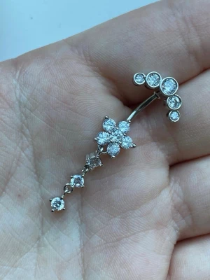 ⭐️NY Oanvänd navelpiercing i 304 rostfritt stål ⭐️ - 🔥 ERBJUDANDE: Få 30% rabatt när du köper 2 valfria piercingar! 🔥  Passa på att fynda och uppdatera din smyckessamling 💖 Skicka ett meddelande vid intresse eller frågor!