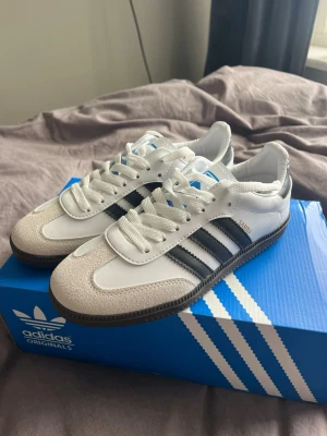 Adidas Samba - Adidas samba, aldrig använda. Storlek 37. Säljer då de var för stora för mig 
