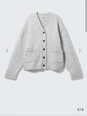 Ljusgrå kofta från Weekday - Mysig ljusgrå kofta från Weekday med v-ringning och stora knappar framtill. Skriv för fler bilder🥰 