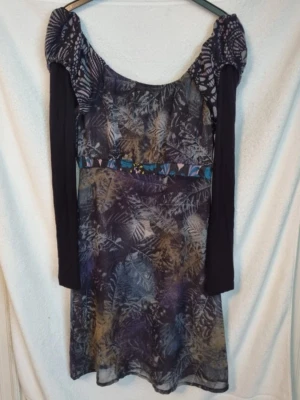 Klänning - Klänning med mönster i storlek 38 från st-martins. Kedja på sidan av klänningen. Mycket fint skick.