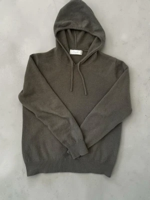 OlivGrön kashmir hoodie - Grön kashmir hoodie från sayless, storlek S. Längd:59 cm Bröstvidd:47cm Mycket gott skick, hör gärna av dig!