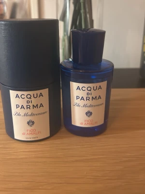 Acqua di Parma Fico di Amalfi parfym - Fräsch parfym från Acqua di Parma, Blu Mediterraneo Fico di Amalfi. Flaskan är djupblå och cylinderformad med matchande blått lock. Kommer med en elegant förpackning i samma färg. Doften är inspirerad av Medelhavet och har en modern, stilren design. Pris kan diskuteras vid snabb affär. Nypris 900