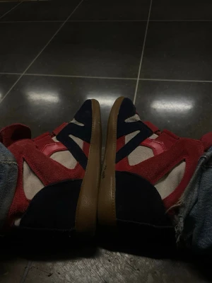 Isabel marant - Säljer ett mina älskade Isabel marants då jag insåg att färgen inte helt passade mig och var lite stora i storleken😔inget äktighets bevis då jag köpte dom second hand❤️priset är justerbart🥰