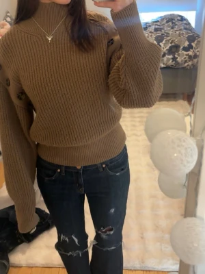 Snygg tröja - Snygg tröja med knappdetaljer, knappt använd.