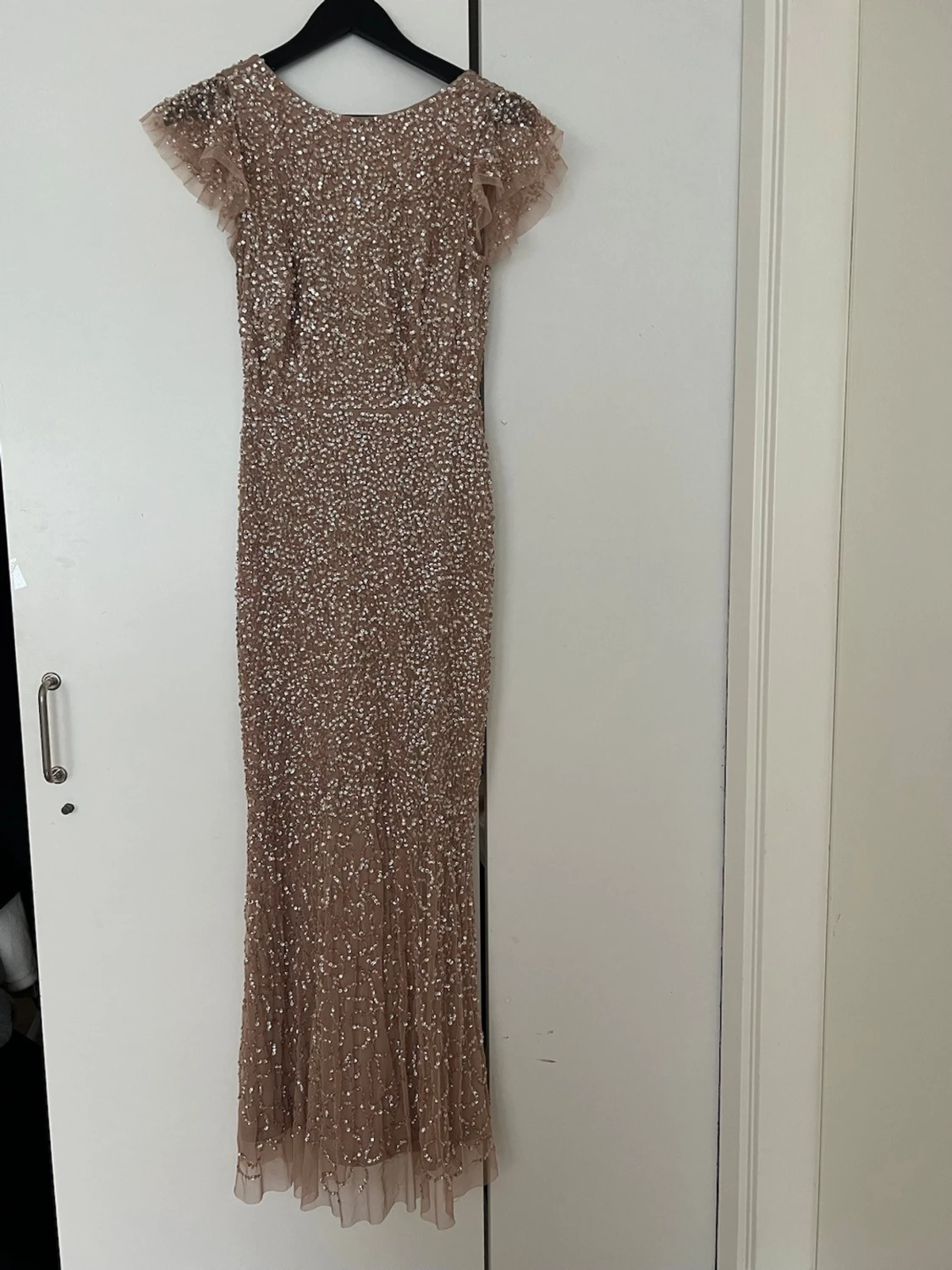 Glittrig champagnefärgad långklänning