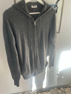Soft Goat Ziphoodie - Grå soft goat ziphoodie. Bekvämt material och funkar för alla tillfällen. 9/10 skick. Inga defekter. Små tecken på användning. Storlek S men sitter lite större. 