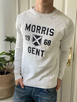 Morris tröja vit - Morris tröja vit, Inga defekter! Modellen i bilderna är 180 cm 75 kg och bär Storlek M , Kom med frågor! 🌟 (Kan gå ned i pris vid köp av paket 😉) 