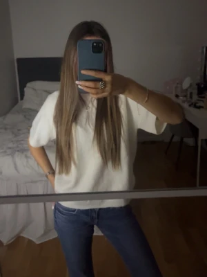 Vit kortärmad topp - Säljer en vit topp med korta ärmar. Enkel och clean design som passar till det mesta. Skön och luftig modell, perfekt till jeans eller kjol. Inget tryck eller mönster, bara basic och stilren. Storlek 150 men passar mig som har xxs/xs i kläder!