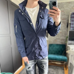 Field jacket - Mycket bra skick, smuts på kragen bara! Passar dig som är mellan 180-190 ungefär. Modellen är 185 cm, 75kg. Passar bra nu till våren! Skriv för mer information!🤝