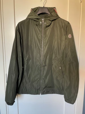 Moncler windbreaker  - Moncler windbreaker i size 6/L-XL, skick 9,5/10 som ny, 2021 årsmodell nypris ca 9000kr, hör av er vid funderingar
