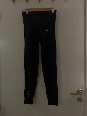 Tights med scrunch bak - Svarta tränings tights med schrunch bak. Aldrig använda. Hör av dig om du har några frågor! 💗🫶🏼