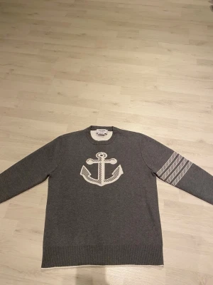 Thom Browne tröja - Sjukt snygg stickad thom browne tröja. Tröjan är av högsta möjliga kvalitet och skick. Den är som ny utan prislapp. Nypriset på tröjan ligger på strax över 6000 kr. Storleken är S och den är true to size. Självklart äkta. Har du minsta lilla fråga eller fundering skriv gärna så hjälper jag så fort som möjligt. 😁👍🏻