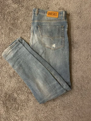 Ljusblå skinny jeans från Diesel - Säljer ett par riktigt feta ljusblå disel jeans. Dessa är i riktigt bra skick och inte använt så mycket. Har ett par små slitningar längs upp på jeansen som gör dessa mycket fina men de är inte heller för mycket 