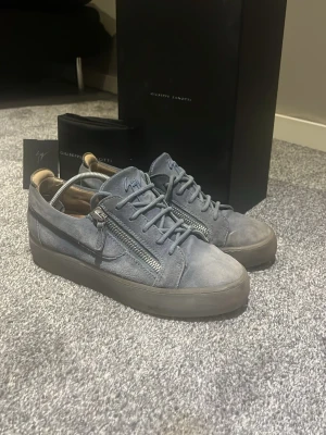 Giuseppe Zanotti sneakers - Skornas skick är hyffsat men det finns lite tecken på användning. Tillexempel har skorna tappat lite av sin starka blå färg men det är inget jätte märkvärdigt. Det är bara att höra av sig vid frågor. Priset är ej hugget i sten vid snabb affär då jag vill bli av med dem:)  kvitto och äkthetsbevis finns!