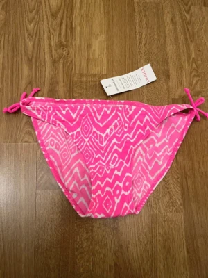 Bikinitrosor - Rosa bikini trosor från Lindex i storlek 170, helt nya med prislapp, original pris 150 kr