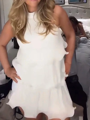 Vit volangklänning med halterneck - Supersöt vit kortklänning med volangdetaljer och hög hals. Endast använd en gång.
