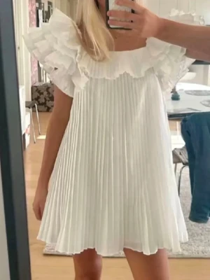 Plisserad klänning från Zara  - Suuuper snygg plisserad klänning från Zara i storlek s , aldrig använd därav i nyskick ☺️ 