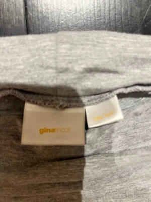 Grå yoga pants från Gina Tricot - Säljer ett par grå yoga pants från Gina Tricot. perfekta för en avslappnad look. Passar dig som gillar bekväma och trendiga plagg. Säljer pga dom blev för små.🫶