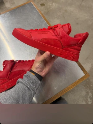 Kanye West x Louis Vuitton Don 'Red' - Exklusiva Kanye West x Louis Vuitton Don “Red” i storlek 42 (US 9) säljes.  Släppta 2009 i limiterad upplaga,  en av de mest sällsynta sneakersmodellerna från samarbetet mellan Kanye West och Louis Vuitton.  Skorna är i princip i nyskick. Originalbox medföljer. Äkthet kan garanteras och bekräftas av butiken EttTreSex som även tagit bilderna.  Nuvarande marknadspris för storlek US 9 ligger runt $8000 - $10 000 vilket motsvarar cirka 85 000 - 95 000kr. Skriv gärna vid frågor eller funderingar:)