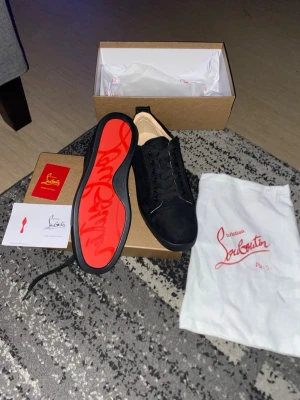 Christian Louboutin svarta sneakers 42 - Oanvända Christian Louboutin i storlek 42. Nypris cirka 4500.