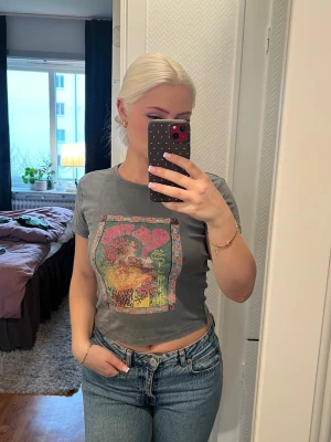 band t-shirt - T-shirt köpt från urban outfitters i storlek M. Pink floyd baby tee. Knappt använd