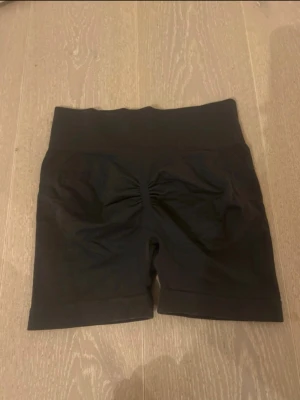 Svarta högmidjade cykelshorts - Grå tränings shorts som inte har används i st S
