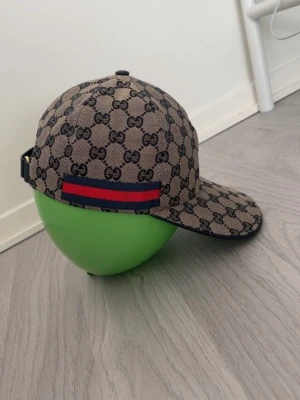 Riktigt snygg blå mönstrade keps från H&M  - Riktigt skön keps från H&M perfekt dagligen