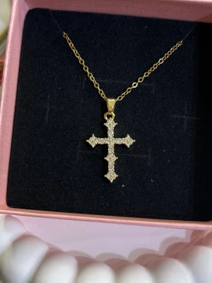 Guldpläterat kors halsband  - Tillverkat av rostfritt stål och pläterat med 18k guld