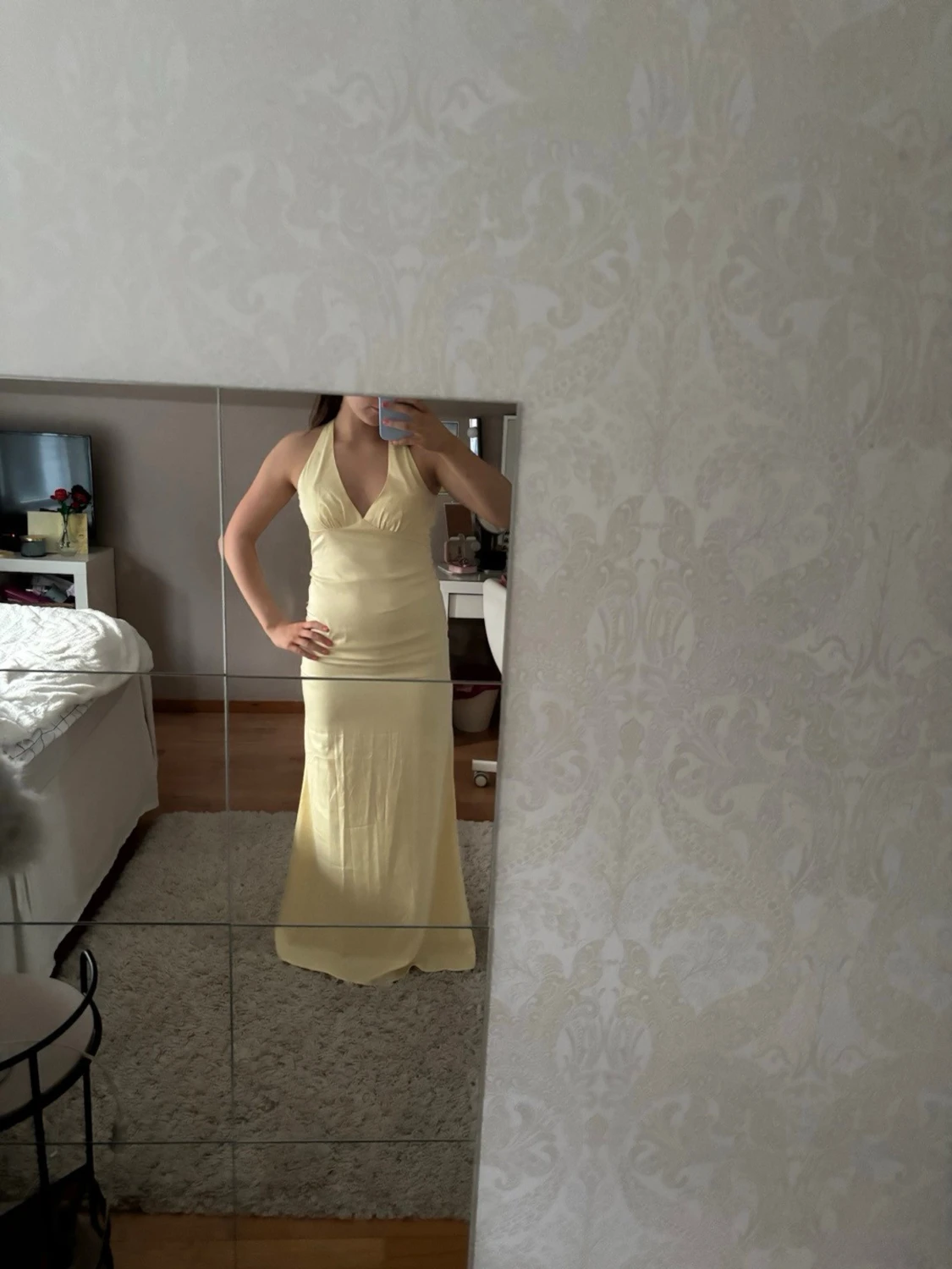 Ljusgul halterneck balklänning - 2