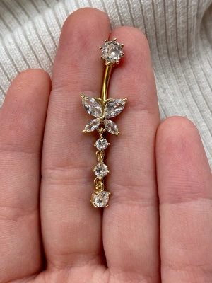 ⚜️NY Oanvänd navelpiercing i 304 rostfritt stål ⚜️ - 🔥 ERBJUDANDE: Få 30% rabatt när du köper 2 valfria piercingar! 🔥  Passa på att fynda och uppdatera din smyckessamling 💖 Skicka ett meddelande vid intresse eller frågor!