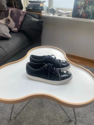 Lanvin skor - Säljer nu mina Lanvin skor i använt men ok skick försökt fixa det mesta med dem. Pris går såklart diskuteras .Nypris på skorna är 1300 kr. Lanvin sitter oftast 1 storlek stort. Tillkommer endast skorna. Inga byten. Simpla affärer prioriteras. Vid minsta fråga hör av dig! Kan även mötas upp i Gbg! 🤩