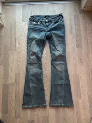 True religion jeans - Ljusblåa jeans från true religion, använd 3 gånger men är för stora och lite för långa för mig på 163cm, då dom är för långa har de blivit något slitet längst ner men inte mycket och inget som syns så tydligt, storlek 27, pris kan diskuteras