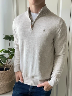 Morris tröja quarter zip stickad  - Morris tröja quarter zip stickad, Inga defekter! Modellen i bilderna är 180 cm 75 kg och bär Storlek L , Kom med frågor! 🌟 (Kan gå ned i pris vid köp av paket 😉) 