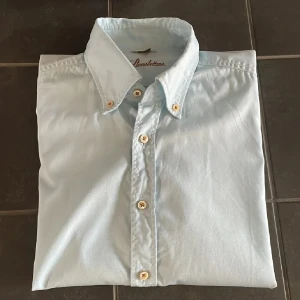 Stenstöms Skjorta  - Tja! Nu säljer denna ljusblå skjorta från Stenströms i den eftertraktade modellen slim storlek S/M. Skick 9/10 inga synliga effekter. Nypris ligger runt 1900kr men säljer nu för endast 299kr . Hör gärna av er vid minsta lilla fundering! 