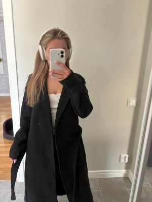 Lång kappa  - Säljer en jätte fin lång kappa från H&M som är använd 1 gång, köpt för 600kr men säljer för 400kr💕