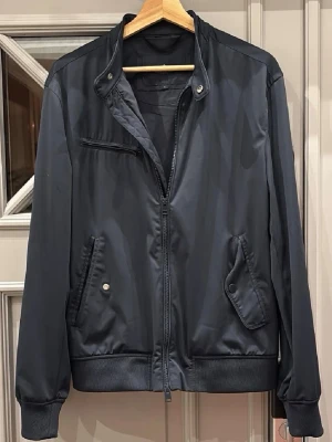 Navy blå jacka från Morris Stockholm - Snygg vårjacka inför våren eller sommarkvällar från Morris, nypris: 3000kr