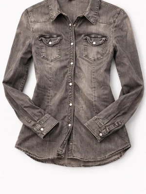 Grå jeansjacka från Divided H&M - Snygg grå jeansjacka från Divided by H&M med klassisk krage, två bröstfickor med lock och vita knappar. Figurnära modell med långa ärmar och dekorativa sömmar. Perfekt för en cool och avslappnad stil.