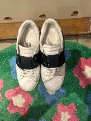 Valentino skor  - Valentino skor, använda med fortfarande i fint skick, endast skorna. Självklart äkta, bara att höra av sig vid frågor.