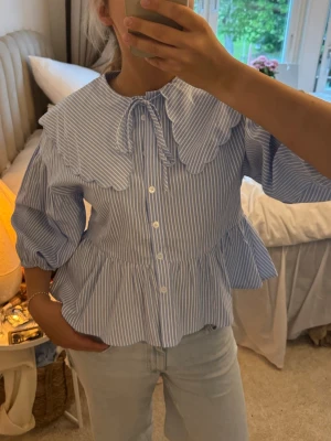 blus med blåvita ränder - söt blåvit randig skjorta/blus med knappar, puffärmar och knyt vid halsen💓