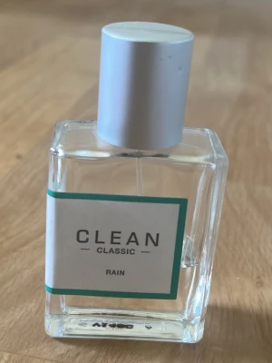 CLEAN Classic Rain parfym - CLEAN Classic i doften Rain. Lätt fräsch parfym med doft av regn. 