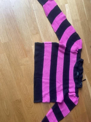 Randig stickad tröja från ONLY - Pris kan diskuteras!! Skicka innan du köper så den finns kvar!🫶🏻Stickad tröja från ONLY med breda svarta och rosa ränder. Tröjan har rund halsringning och långa ärmar. Materialet är mjukt och stretchigt, perfekt för en avslappnad och trendig look.