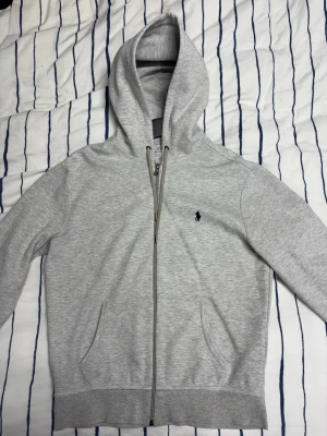 Ralph Lauren zip tröja - En supersnygg zip tröja från Ralph Lauren i mycket bra skick. Sparsamt använd och säljes pga växt ur den! 