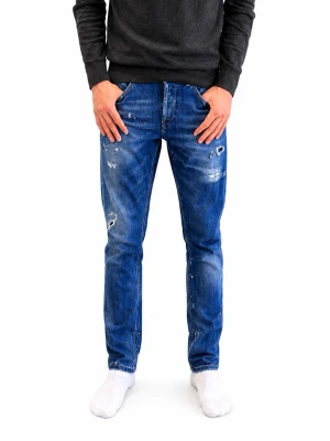 Dondup George  - Dondup jeans George!!Trendigaste jeansen på marknaden Nypris=4000  Säljs för=799(Modellen har orginal slitningar från fabrik vilket gör jeansen mer populär och eftertraktad)