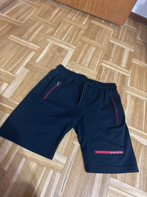 Prada Shorts - Storlek M - Helt nya har aldrig använts. Storlek M. Finns även i andra färger.